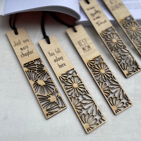 Laser Engraved Bookmarks, Wooden Laser Cut Gift Ideas, Laser Cut Bookmark, Laser Bookmark, Laser Engraver Projects, Wood Laser Cut Ideas, Laser Cut Gift Ideas, Diy Wood Engraving, Book Mark Ideas