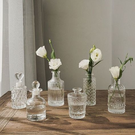 Vintage Small Glass Vases, Unique Glass Vases, Modern Minimalist Wedding Florals, Decanter Wedding Centerpiece, Small Vase Wedding Decor, Wedding Table Decorations Small Vases, Small Wedding Table Decor, Simple Wedding Flower Arrangements, Glass Vase Centerpiece Wedding