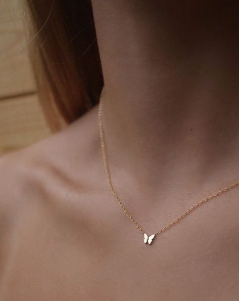 Simple Necklace Designs Gold, Women's Style Tips, Minimalist Accessories Jewellery, Dainty Butterfly Necklace, Simplistic Jewelry, Mum Necklace, L Necklace, Dainty Butterfly, Fancy Jewelry Necklace