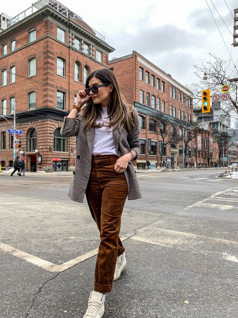 Brown Corduroy Pants Outfit Work, How To Wear Brown Corduroy Pants, Brown Pants Street Style, Corteroid Pants Outfits, Brown Courdory Pants Outfit 2023, Straight Leg Corduroy Pants Outfit, Brown Barrel Pants Outfit, Styling Brown Corduroy Pants, Nathalie Martin Style