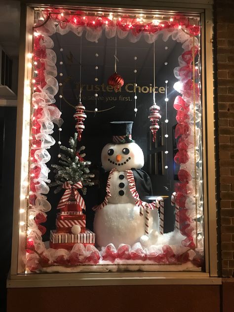 Christmas Store Displays Ideas, Christmas Decor Ideas For Window Display, Santa Window Display, Christmas Theme Window Display, Christmas Candy Window Display, Christmas Window Display Ideas Home, Business Window Christmas Decor, Business Christmas Window Display, Office Window Christmas Decor Ideas