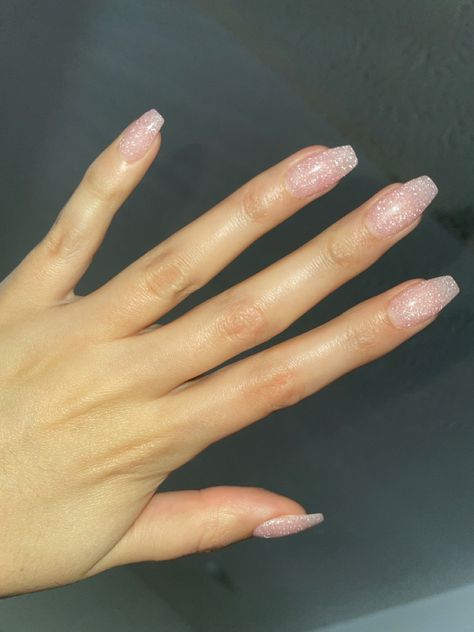 Sparse Glitter Nails, Neutral Nails Acrylic Sparkle, Light Pink Shiny Acrylic Nails, Simple Sparkle Nails Acrylic, Sheer Pink Sparkle Nails, Clear Sparkle Dip Powder Nails, Clear With Sparkle Nails, Sparkle Simple Nails, Light Pink Nails 2023