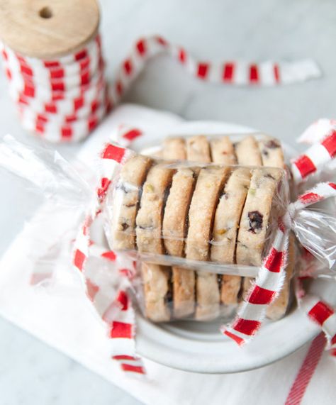 Use cellophane and fabric ribbon to package your cookies. Cookie Wrapping Ideas, Mishloach Manos, Christmas Cookies Packaging, Bake Sale Packaging, Cookies Packaging, Super Cookies, Cranberry Pistachio, Baking Packaging, Cookie Packaging