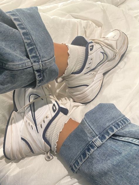 Chunky Shoe Aesthetic, 90s Sneakers Aesthetic, White Tennis Shoes Aesthetic, 90s Shoes Women Sneakers, Nike Shoes Chunky, Chunky Nike Sneakers Outfit, Clunky Sneaker Outfit, Sneaker Astethic, Bulky White Sneakers Outfit