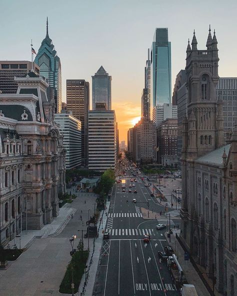 Visit Philly on Instagram: “We give the sunset a 9 but the view a solid 10. 😍 #SundaySunset #visitphilly #philly #philadelphia [📸: @kylehuff] .⁣ . .⁣ .⁣ #instatravel…��” Paradise Places, Visit Philly, Philadelphia Skyline, New York Photos, The Windy City, Travel Tourism, Dream City, City Aesthetic, City Girl