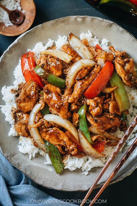 An easy black pepper chicken with juicy tender chicken, crisp vegetables and a rich savory black pepper sauce. It takes no time to put together and tastes better than your usual Chinese restaurant takeout! {Gluten-Free Adaptable} Asian Chicken Bell Pepper Recipes, Chicken Bell Pepper Dinner, Healthy Black Pepper Chicken Recipe, Chicken Bell Pepper Rice Recipes, Quick Meals For Lunch At Work, Slow Cooker Black Pepper Chicken, Green Pepper Chicken Recipe, Cracked Black Pepper Chicken, Black Pepper Chicken Healthy