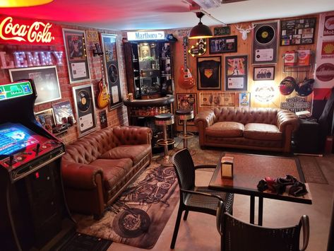 Eclectic Man Cave, 70s Man Cave, Retro Man Cave, Man Cave Aesthetic, Garage Lounge Ideas, Rock N Roll Living Room, Home Basement Bar, Basement Lounge Ideas, Unique Man Cave Ideas