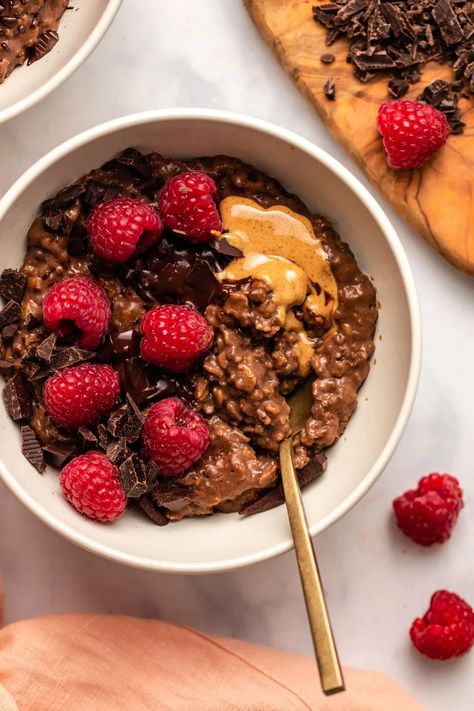 Recipes Chili, Oat Bowls, Oatmeal Bowls, Chocolate Oats, Chocolate Oatmeal, Food Breakfast, Healthy Oatmeal, Chocolate Protein Powder, Healthy Diet Recipes