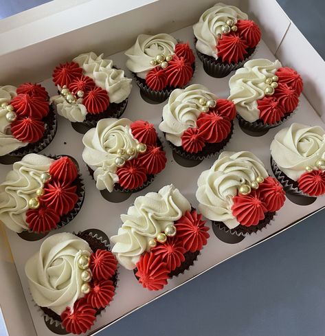 Red and white (Liverpool FC Cupcakes) Red And White Cupcake Design, Red And White Cupcakes Birthday, Red And Silver Cupcakes, White And Red Cupcakes, Red And Black Cupcakes Ideas, Canada Day Cupcakes Ideas, Red Black And White Cupcakes, Red And White Cupcakes Ideas, Red Cupcakes Ideas