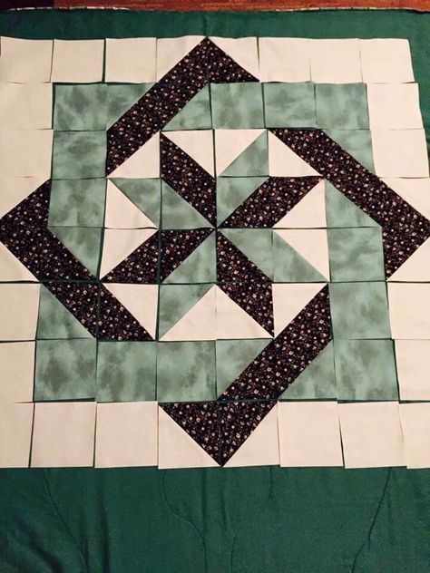 Woven Star by Stitch Supply.  Free pattern. Woven Star Quilt, Colchas Quilting, Quilting 101, Quilted Table Topper, Barn Quilt Designs, Quilt Modernen, Block Quilt, Quilt Block Patterns Free, Quilt Square Patterns