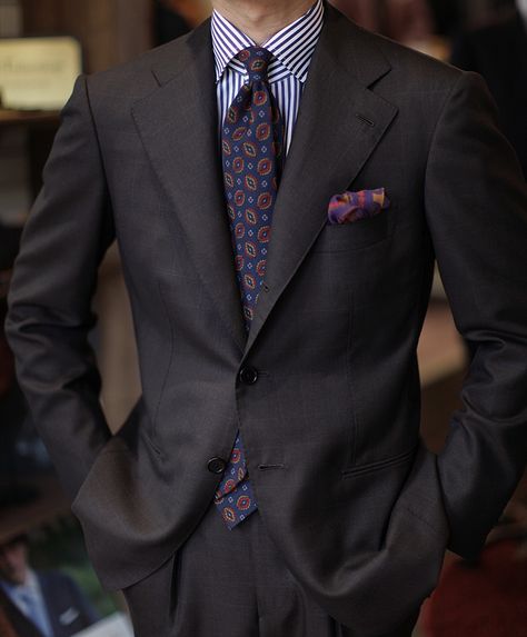 Dark Grey Suit, Dude Clothes, Shirt With Tie, Navy Striped Shirt, Preppy Men, Grey Suit, Tie Men, Mens Casual Dress Outfits, Plaid Suit