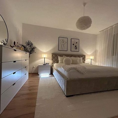 Bedroom Ideas Nyc Apartment, Bright Scandinavian Bedroom, Classy Rooms Bedroom, Cozy Apartment Bedroom Aesthetic, Bed Rooms Ideas Minimalist, Weird Shaped Bedroom, White Bedroom Ideas Aesthetic, Bedroom Inspo Minimalist, Room Ideas Gray