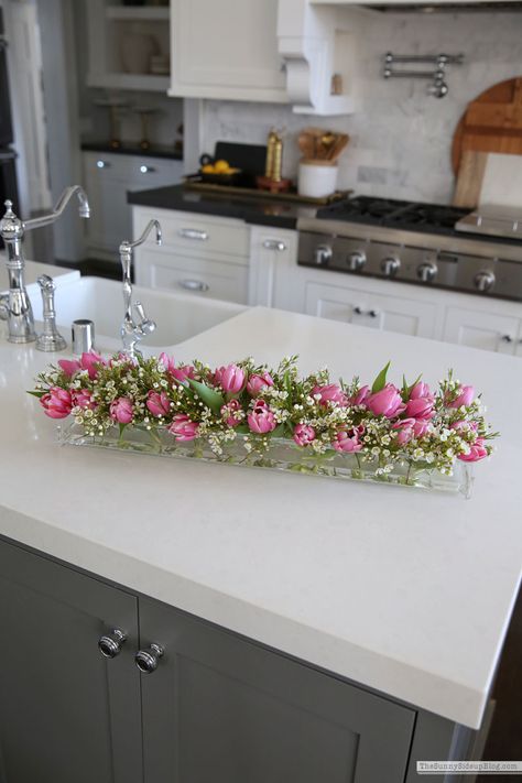 Flower Box Centerpiece, Tissue Paper Flowers Diy, Acrylic Vase, Spring Coffee, Aesthetic Garden, Flower Vase Arrangements, Flower Arrangements Simple, Garden Aesthetic, Vase Arrangements