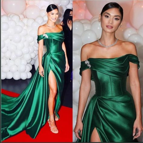 Hunter Green Vintage Dress, Emerald Gown Evening Dresses, Emerald Green Gown Dress, Prom Dresses 2022 Emerald Green, Emerald Green Fitted Dress, Emerald Green Dress With Corset, Emerald Off The Shoulder Dress, Emarld Prom Dress, Dresses Red Carpet Ideas