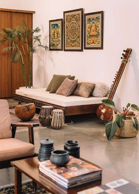 When we think of Indian design, our mind usually goes straight to architectural works. But there are in our vernacular design language, elements and features that have become almost emblematic of ethnic interior design. There are many examples, but we’ve listed some of our favorites, based on its continued popularity in contemporary homes! Image Courtesy: Image 1: Two Storey Design Studio Image 2: The Samode Haveli, Jaipur Image 3: Ishita Sitwala Traditional Home Decor Ideas, Indian Living Room Design, Interior Design Indian, Indian Houses, Indian Interior Design, Indian Room, Indian Living Room, Indian Room Decor, Traditional Home Decor