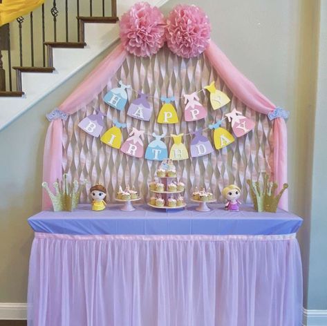 Disney Princess Birthday Table Decor, Princess Birthday Party Diy Decoration, Princess Birthday Party Dessert Table, Simple Princess Birthday Decorations, Princess Fifth Birthday Party, Simple Disney Princess Party, Simple Princess Party Decorations, Diy Princess Party Ideas, Princess Party Backdrop Ideas