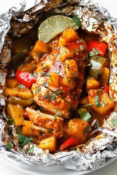 Pineapple Chicken Foil Packets in Oven - So easy and packed with tons of flavor. You’ll love the simplicity! Chicken Foil Packets, Foil Pack Dinners, Light Pasta, Foil Pack Meals, Foil Dinners, Dinners Recipes, Foil Packet Meals, Baked Bbq Chicken, Foil Packets