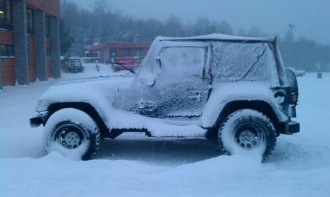 Girl Jeep Wrangler, Cool Jeeps Wrangler, Jeep Wrangler Camping, Jeep Hacks, Jeeps Wrangler, Snow Vehicles, Jeep Things, Cj Jeep, Badass Jeep