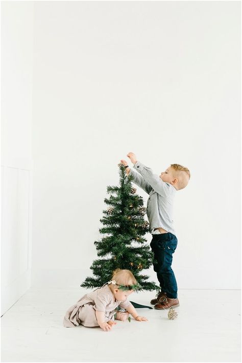 Christmas Mini idea Christmas Photoshoot Kids, Christmas Mini Shoot, Christmas Family Photoshoot, Holiday Portraits, Holiday Mini Session, Xmas Photos, Holiday Photoshoot, Family Christmas Pictures, Christmas Portraits