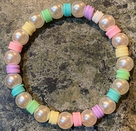 A cute beaded bracelet with pearls and rainbow pastel-colored clay beads. this will best fit on a small wrist, (older kids best age 9-14) Rainbow Bracelet Clay Beads, Ideas For Clay Bead Bracelets, Ideas For Beaded Bracelets, Bracelet Stall, Cute Beads Bracelets, Bracelet Ideas For Kids, Ideas For Beads, Beads Jewelry Ideas, Cute Bracelets Ideas