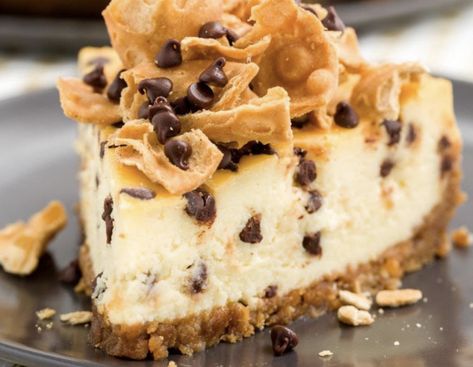 Cannoli Cheesecake Bars, Canoli Cheesecake Recipes, Cannoli Cheesecake Recipe, Dessert Potluck, Cannoli Recipes, Cannoli Cheesecake, Italian Dessert Recipes, Birthday Recipes, Heavenly Desserts