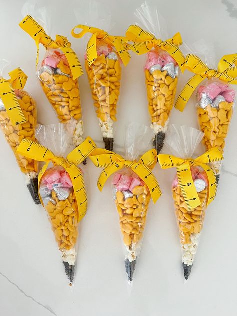 Easy School Pencil Snack Classroom Snacks, Appreciation Gifts Diy, Teacher Treats, Teacher Appreciation Gifts Diy, Teachers Diy, Back To School Party, School Treats, School Pencils, Classroom Gifts