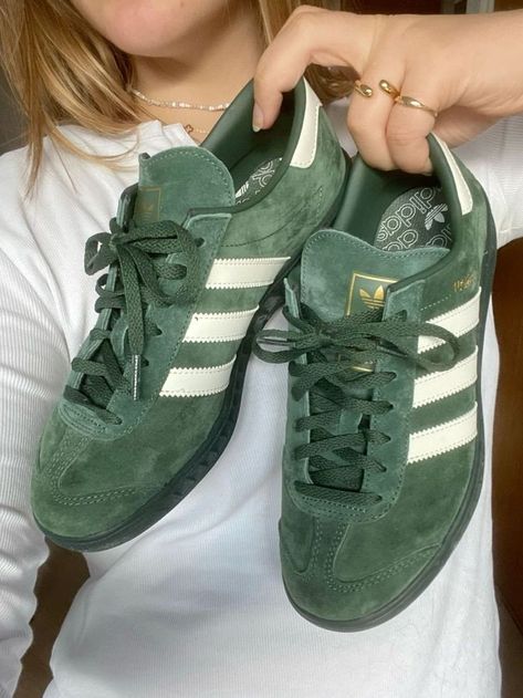 Dark Green Shoes, Shoes Street Style, Oversize Denim Jacket, Baggy Jean Shorts, Adidas Sambas, Trendy Shoes Sneakers, Green Adidas, Baggy Jean, Simple Wardrobe