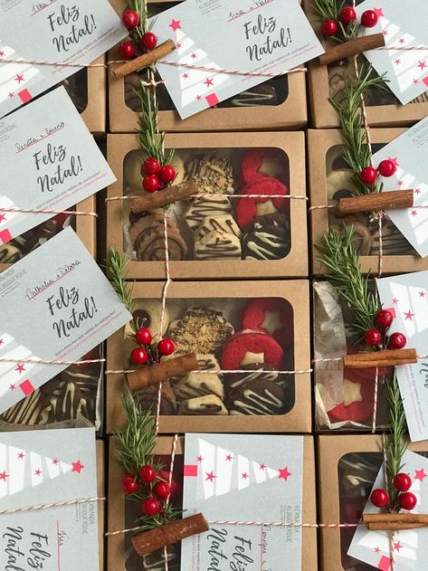 Holiday Baking Packaging Ideas, Cute Cookie Gift Packaging Ideas, Christmas Cookie Favors, Christmas Food Gifts Packaging, Cookies As Gifts Packaging Ideas, Wrapping Christmas Cookies, Gift Food Box Ideas, Christmas Cookies Wrapping Ideas, Christmas Bakery Box Ideas