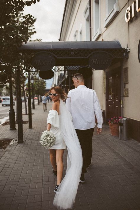 Elopement White Dress, La Courthouse Wedding, Court Wedding Photoshoot, Engagement Photos Playful, Civil Wedding Pictures, Fun Elopement Photos, City Hall Wedding Dress Civil Ceremony, Courthouse Wedding Dress Civil Ceremony, Prewedding Outfit Ideas