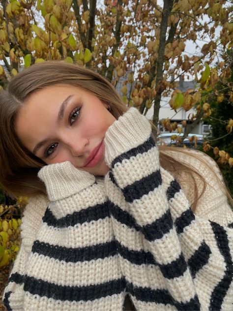 Poses In Sweater, Sweater Photoshoot Ideas, Sweater Picture Ideas, Insta Photo Ideas Aesthetic Winter, Cozy Selfie Ideas, Cozy Selfie, Fall Selfie Ideas, Sweater Poses Photo Shoot, Winter Pic Inspo Instagram