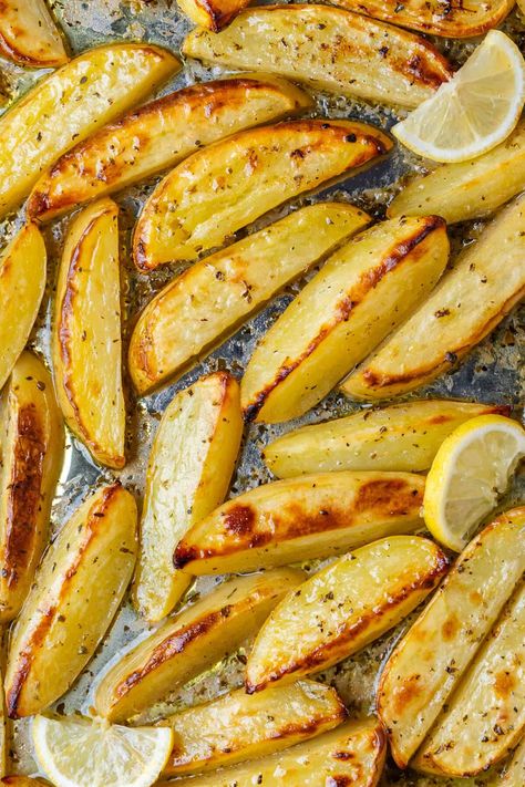 These Greek Lemon Potatoes aren't your regular potatoes. Roasted in a lemony broth, they're soft and tender with crispy edges. This is a side dish to impress! Greek Roasted Potatoes, Lemon Roasted Potatoes, Vegan Potato Recipes, Parmesan Crusted Potatoes, Greek Lemon Potatoes, Potatoes Roasted, Greek Potatoes, Roasted Potato Recipes, Dried Potatoes