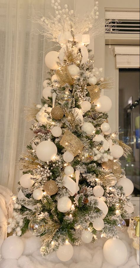 Elegant Christmas Tree Decorations, White Christmas Tree Decorations, Christmas Tree Inspo, Glam Christmas Decor, Gold Christmas Tree Decorations, Pretty Christmas Decorations, Homemade Bows, Christmas Tree Decorating Themes, Elegant Christmas Trees