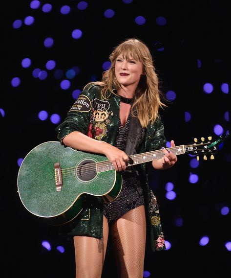 In Washington, D.C., Taylor Swift Finally Performed "So It Goes" #refinery29 https://www.refinery29.com/en-us/2018/07/204133/taylor-swift-reputation-tour-diaries-washington-dc Tyler Swift, Taylor Swift Guitar, Reputation Tour, So It Goes, Taylor Swift Music, Stadium Tour, Taylor Swift Album, King Of My Heart, Live Taylor