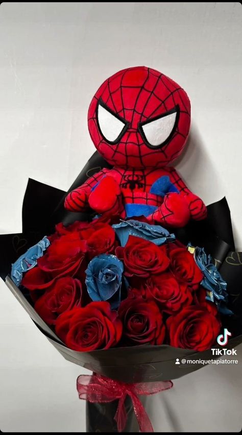 "Spider-Man" Inspired Bouquet 🪻 @moniquetapiatorre (Tiktok) Forever Flower Bouquets, Mens Valentines Day Gifts, Man Bouquet, Roses Bouquet Gift, Spiderman Gifts, Flowers For Men, Hello Kitty Gifts, Spiderman Theme, Luxury Flower Bouquets