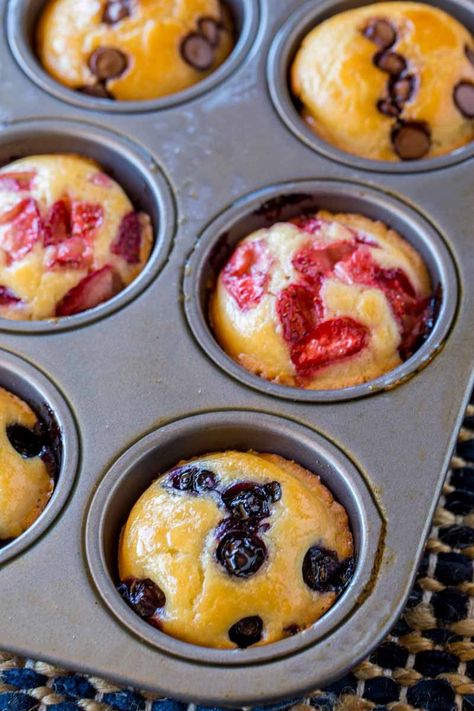 Pancake Muffin Bites are easy to throw together using simple pantry ingredients. Just combine the batter, bake, and enjoy bite-sized portable pancakes. #breakfast #muffins #pancakes #pancakemuffins #pancakebites #dinnerthendessert Muffin Pancakes Recipes, Muffin Pan Breakfast Ideas, Baked Pancake Bites, Breakfast In Cupcake Pan, Protein Pancake Bites Muffin Tins, Pancake Muffin Bites, Pancake Bites Muffin Tins, Muffin Tin Pancakes, Pancakes Bites