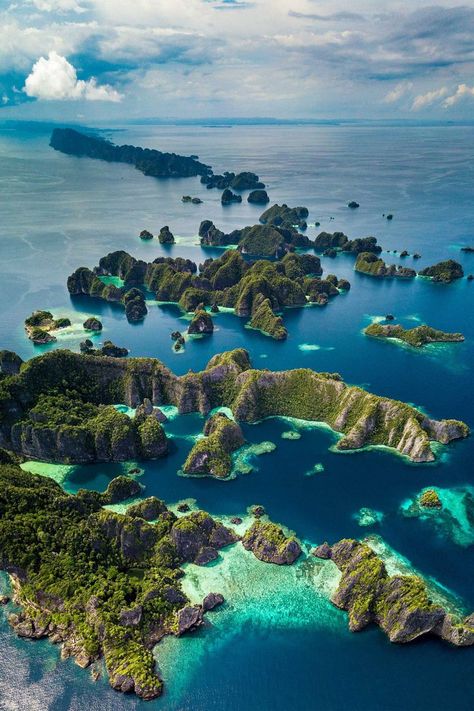 West Papua, Nice Places, Dream Places, Dream Travel Destinations, Palawan, Beautiful Ocean, Island Travel, Tropical Islands, Beautiful Places To Travel