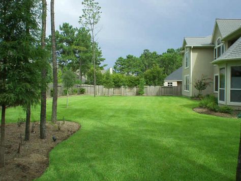 nice big fenced yard Grass Backyard, Budget Landscaping, Large Backyard Landscaping, Backyard Hammock, Backyard Layout, No Grass Backyard, Backyard Swings, Underground Sprinkler, Backyard Garden Landscape