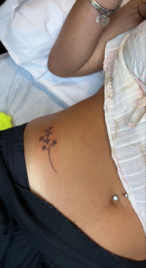 Beach Aesthetic Tattoo Ideas, Above Hip Tattoo, Flower Tattoos On Stomach, Stomach Tattoo Ideas Female, Tattoo Ideas Female Waist, Independent Women Tattoos, Fine Line Foot Tattoo, Beach Aesthetic Tattoo, Flowers Hip Tattoo