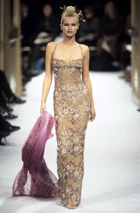 Emanuel Ungaro - Spring 1997 Couture Ungaro Couture, High Fashion Couture, 90s Runway Fashion, Runway Fashion Couture, Emanuel Ungaro, Claudia Schiffer, Fantasy Gowns, Streetwear Fashion Women, Silk Mini Dress