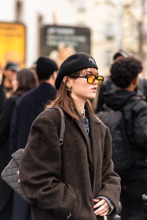 Street Style Glasses, Kangol Street Style, Outfits With Panama Hats, Chic Hat Outfits, Kangol Hats Women Outfit Street Styles, How To Style Caps Women, Kangol Hats Outfit, Kangol Cap Outfit, Photographer Style Outfits