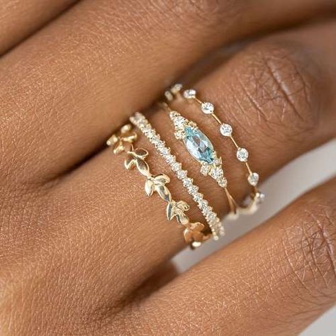 Wedding Ring Hand, Different Rings, Boho Wedding Jewelry, Gold Color Combination, Colored Engagement Rings, Wedding Accessories Jewelry, Engagement Party Wedding, Luxury Rings, Rings Set