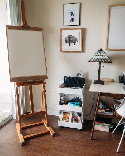 Painting Area In Bedroom, Painting Corner In Bedroom, Painting Set Up, Art Corner Bedroom, Painting Nook, Art Studio Bedroom, Mini Art Studio, Boho Living Room Coffee Tables, Painting Area