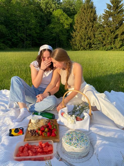 Picnic In Park With Friends, Cute Friend Picnic, Dry Picnic Photo Ideas, 2 People Picnic, Picnic Inspired Photoshoot, Picnic With Bestie Aesthetic, Cottage Core Picnic Photoshoot, Picnic With Girlfriends, Cute Picnic Date Ideas Friends