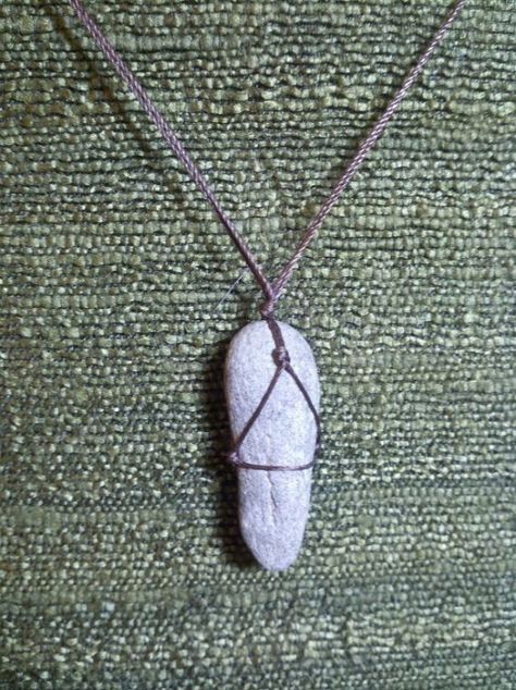 Diy Stone Wrapping, Crystal Necklace Diy, Stone Jewelry Necklace, Pebble Necklace, Wire Wrap Jewelry Designs, Rock Necklace, Stones Diy, Rock Jewelry, Wire Wrapping Stones