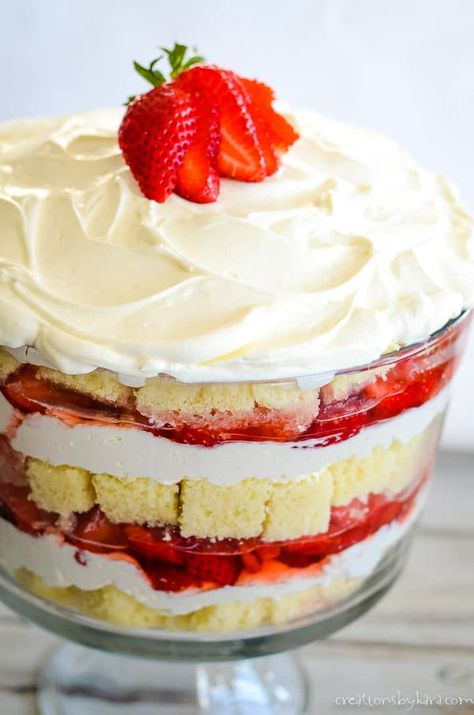 Strawberry Trifle With Pound Cake, Trifle With Pound Cake, Pound Cake Cream Cheese, Strawberry Cheesecake Trifle Recipe, Pound Cake Trifle, Strawberry Cheesecake Trifle, Dessert Trifle, Trifle Bowl Recipes, Trifle Dessert Recipes