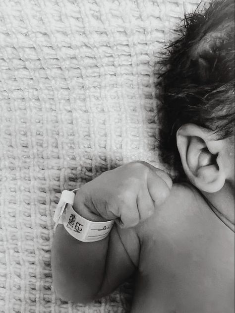 Newborn Announcement Hospital Cute Ideas, Black And White Hospital Photos, Newborn Photo At Hospital, Newborn First Picture Hospitals, Newborn Pics Without Showing Face, Birth Announcement Without Showing Face, New Born Baby Hospital Photography, Birth Photo Announcement, Vision Board Baby Boy