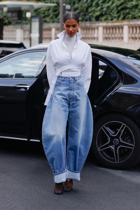 2024 Street Style, Baggy Jeans For Women, Milan Men's Fashion Week, Denim Street Style, Barrel Jeans, Gossip Girls, Jeans Outfit Fall, Jeans Street Style, Paris Couture