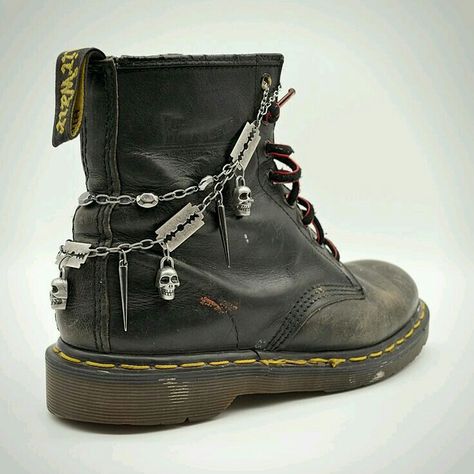 Custom Docs, Warrior Shoes, Doctor Martens, Boot Chains, Battle Jacket, Punk Boots, Mötley Crüe, Estilo Punk, Punk Outfits