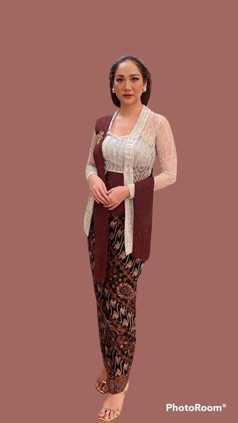 Kutu Baru Modern, Indonesian Kebaya, Dress Muslim Modern, Model Dress Kebaya, Kebaya Lace, Batik Dress Modern, Kebaya Wedding, Kebaya Modern Dress, Modern Kebaya