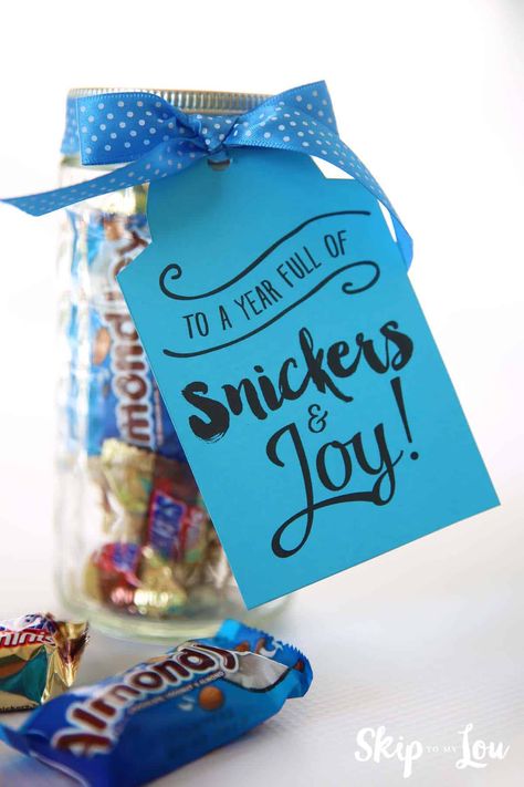 Candy gram saying snickers and joy gift tag Christmas Candy Sayings, Snickers Candy Gift Ideas, Bar Sayings, Candy Bar Sayings, Candy Sayings, Work Treats, Candy Puns, Retirement Gift Basket, Coworker Appreciation